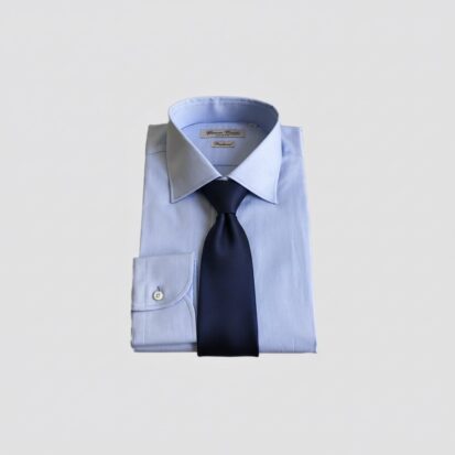 Hellblaue Business Hemden mit Kent Kragen für das formelle Outfit im Büro.