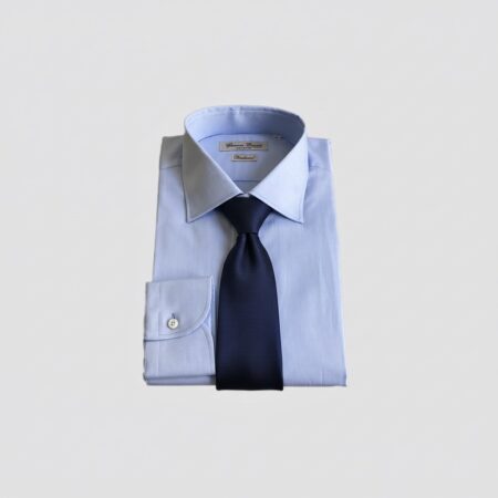 Hellblaue Business Hemden mit Kent Kragen für das formelle Outfit im Büro.