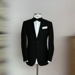 Eleganter Tuxedo mit Slim Fit Smokinghemd Kent Kragen, Schleife in Schwarz und weisses Einstecktuch aus Baumwolle