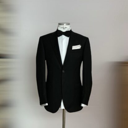 Eleganter Tuxedo mit Slim Fit Smokinghemd Kent Kragen, Schleife in Schwarz und weisses Einstecktuch aus Baumwolle