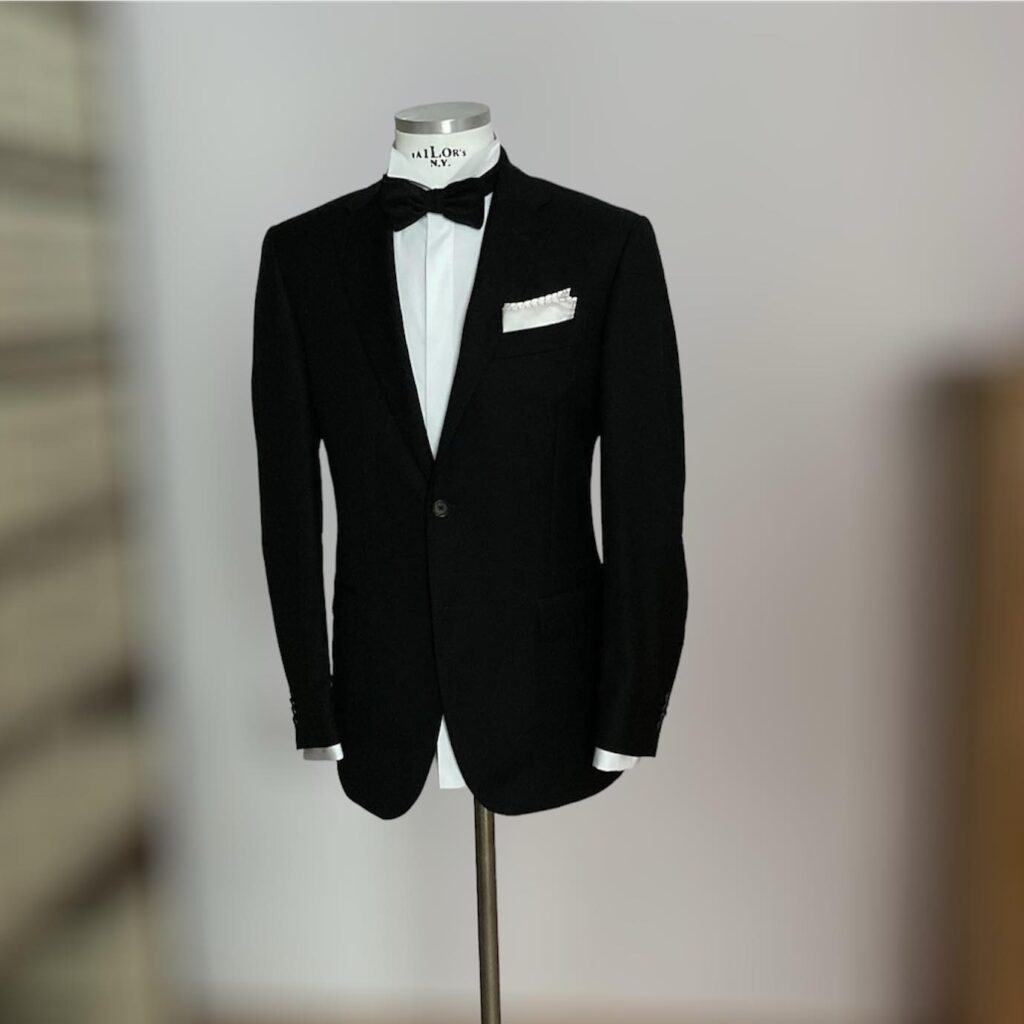 Eleganter Tuxedo mit Slim Fit Smokinghemd Vatermörder Kragen, klassisch Weiss und schwarzer Seidenschleife für festliche Anlässe