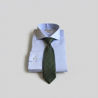 Hellblaues Business Hemd mit Haifisch Kragen für formellen Anzug oder sportliches Sakko