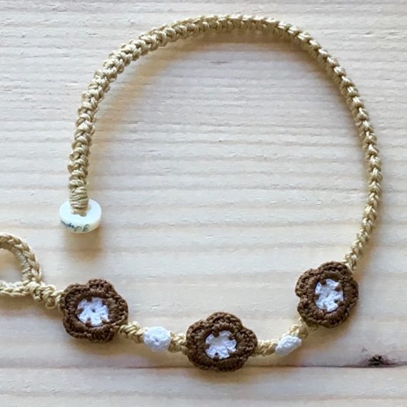 Crème Armband mit Blume Haselnuss