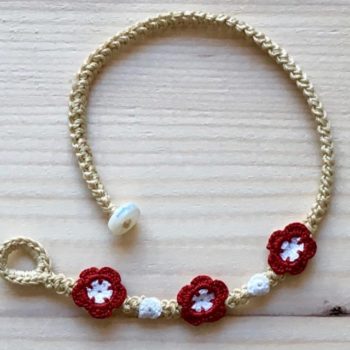 Crème Armband mit Blume Rot