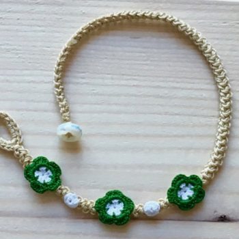 Crème Armband mit Blume Apfelgrün
