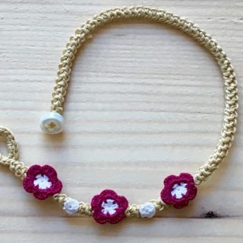 Crème Armband mit Blume Magenta