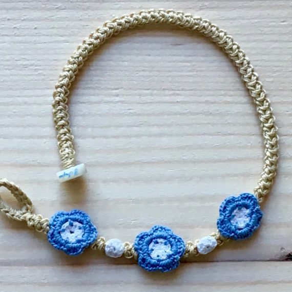 Crème Armband mit Blume Himmelblau