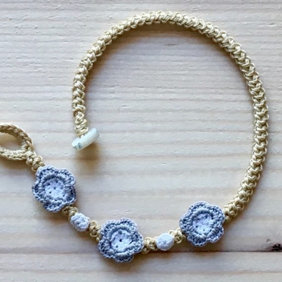 Crème Armband mit Blume Silber Grau