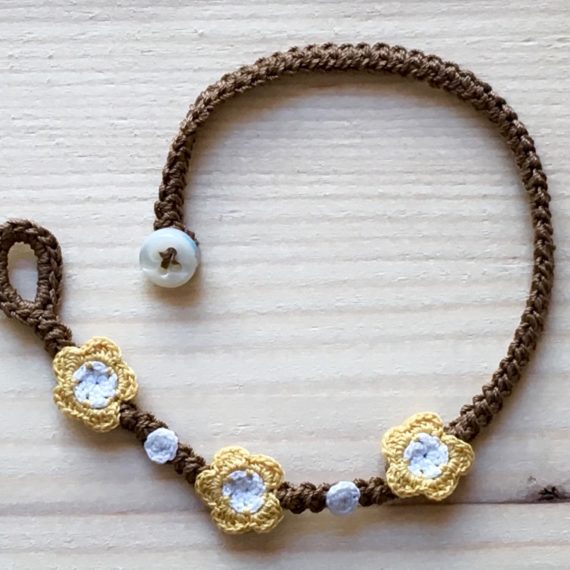 Braunes Armband mit Blume Maisgelb