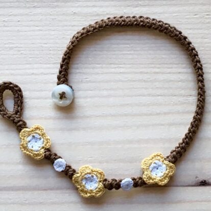Braunes Armband mit Blume Maisgelb