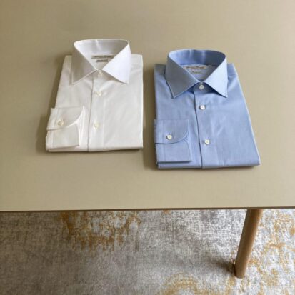 Weiss und blaues Herren Business Hemd mit klassischen Kent Kragen und texturierten Stoff