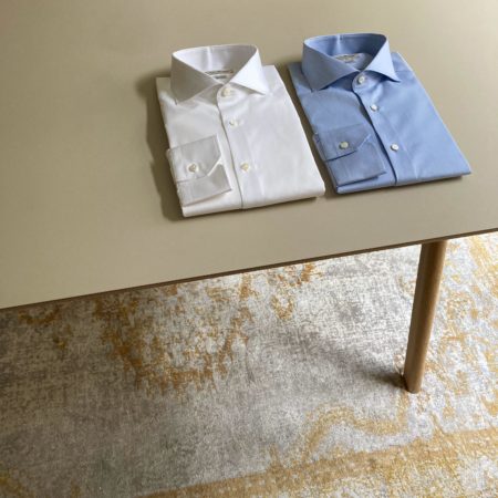 Das Bild zeigt das Business Hemd Struktur Kent in Weiss und Blau