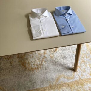 Das Bild zeigt das Business Hemd Struktur Kent in Weiss und Blau