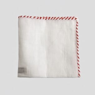 Das Leinen Einstecktuch ist perfekt für Sommeranlässe.