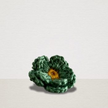 Teegrüne Ansteckblume mit Kupfer Blüte