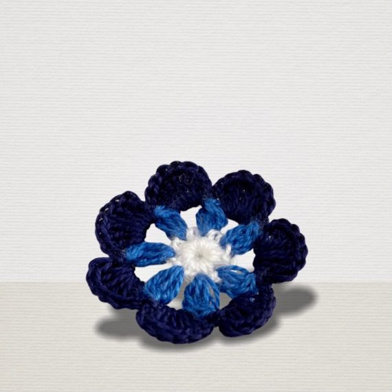 Ansteckblume Himmelblau-Navy mit weisser Blüte