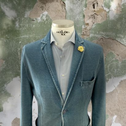 Ansteckblume Margherita ist an festlichen Sommeranlässen besonders angesagt.