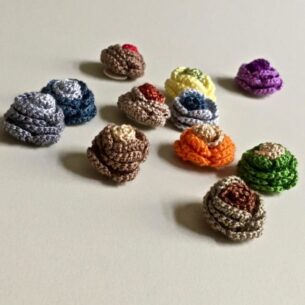 Ansteckblume Rosa Teresa Maria, CROCHET LOVE