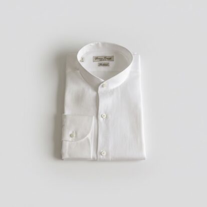 Das weisse Leinenhemd mit Stehkragen ist ein Must-Have jeder Herren Sommergarderobe.