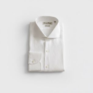 Das Leinenhemd mit Haifisch Kragen ist im Sommer besonders beliebt.