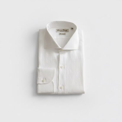 Das Leinenhemd mit Haifisch Kragen ist im Sommer besonders beliebt.