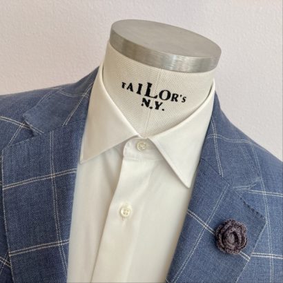Die Ansteckblume aus Leinen passt sowohl zum eleganten Navy-Anzug aus Wolle oder auch zum Sommeranzug aus purem Leinen.