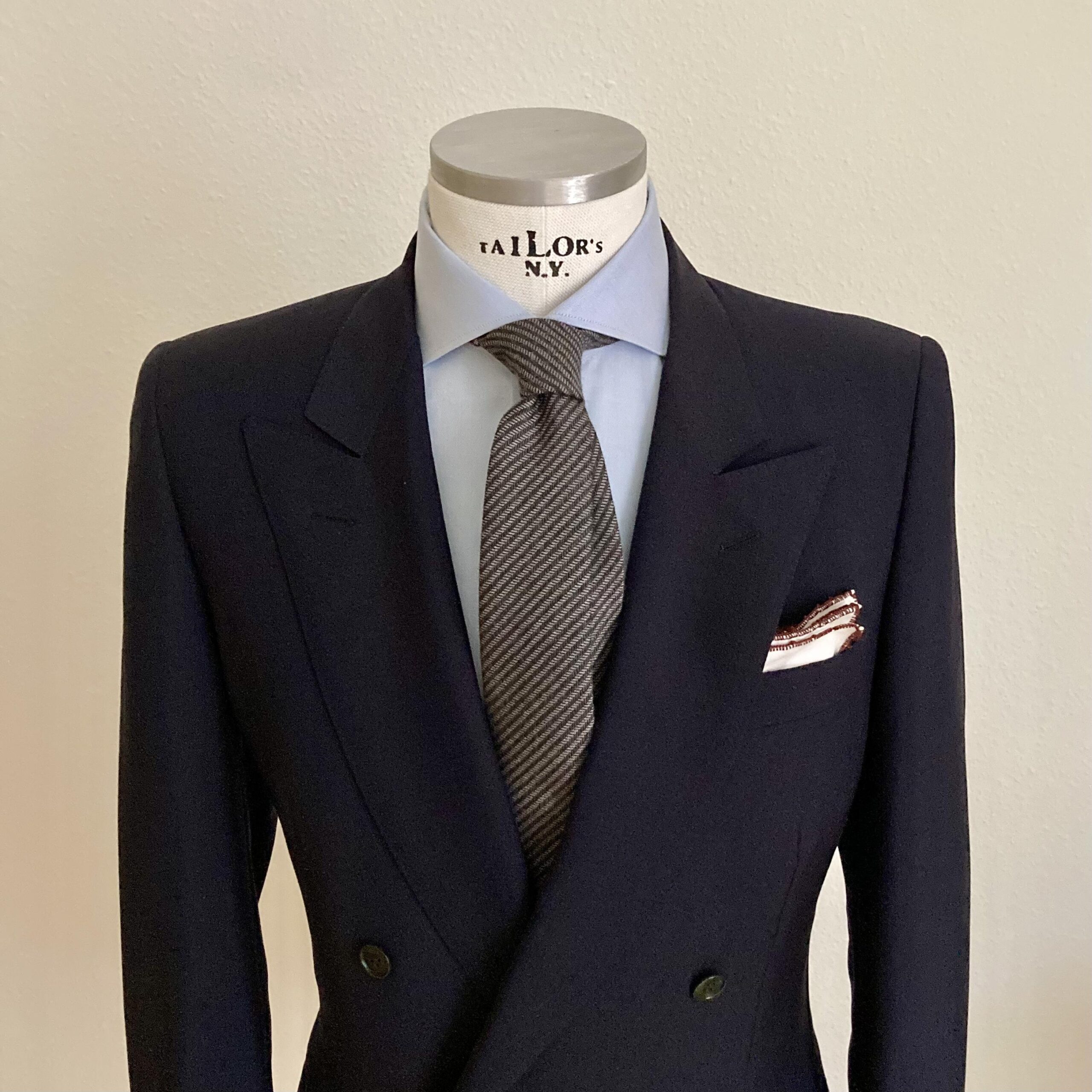Dunkler Anzug und Krawatte sowie hellblaues Hemd für perfekten Business Formal Look.