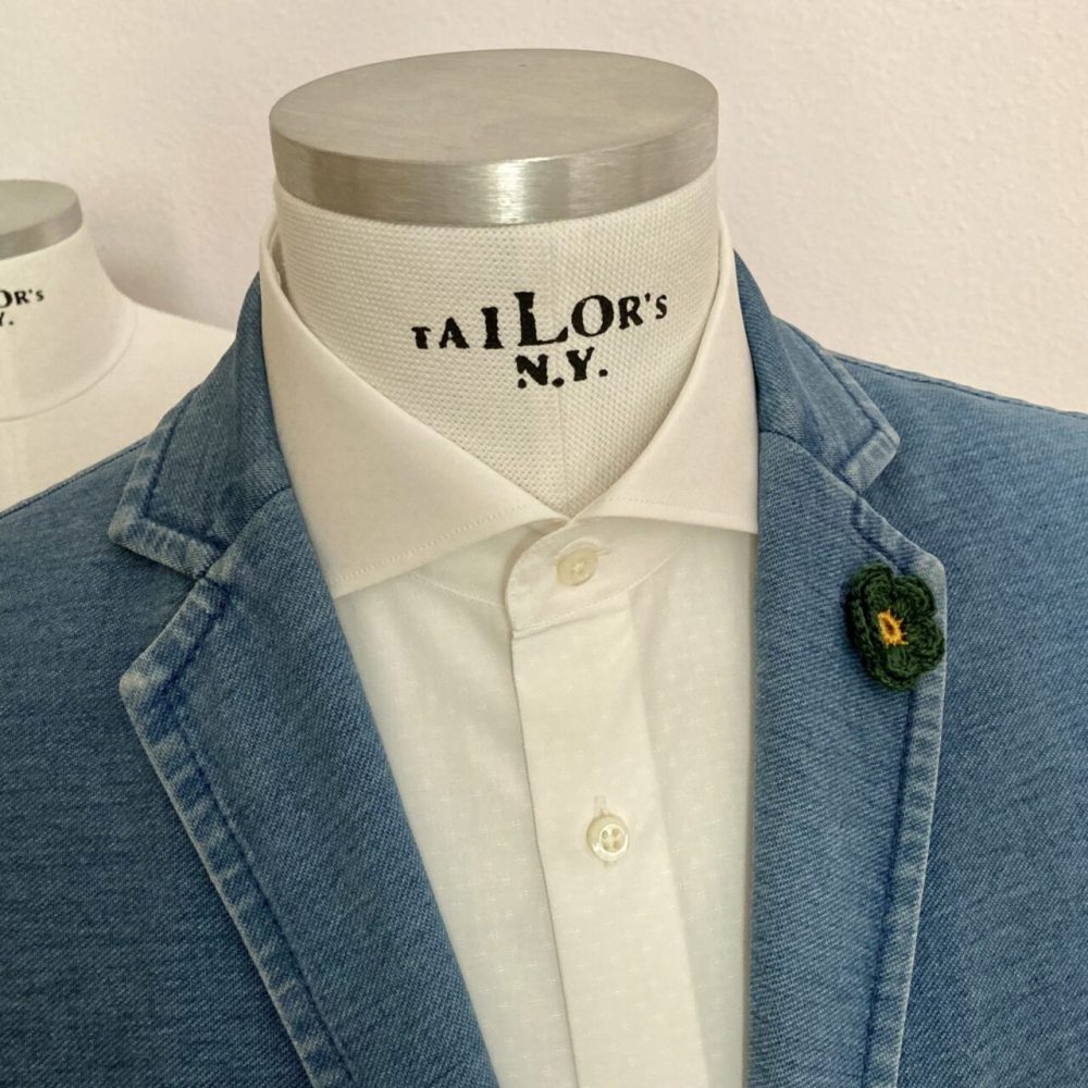 Das Bild zeigt ein Mannequin gekleidet mit Herren Hemd Jacquard und Blue Denim Sakko
