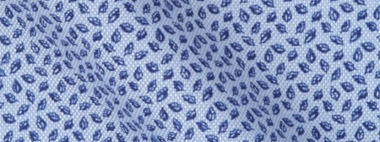 Blauer Stoff mit feinem Muster